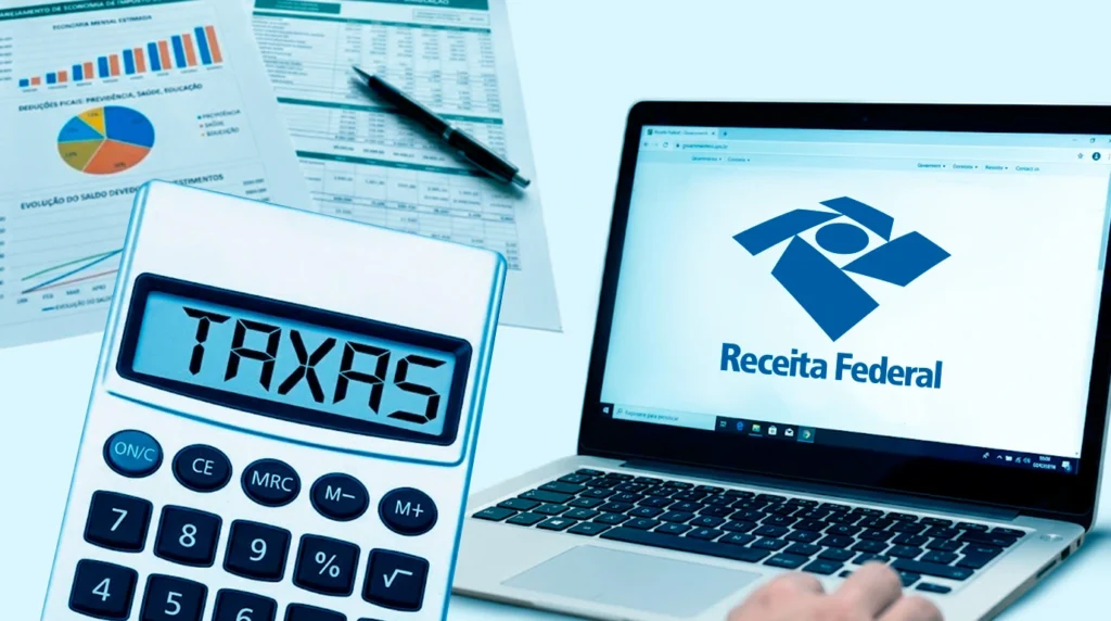 Notebook exibindo site da Receita Federal e calculadora para planejamento tributário legal.